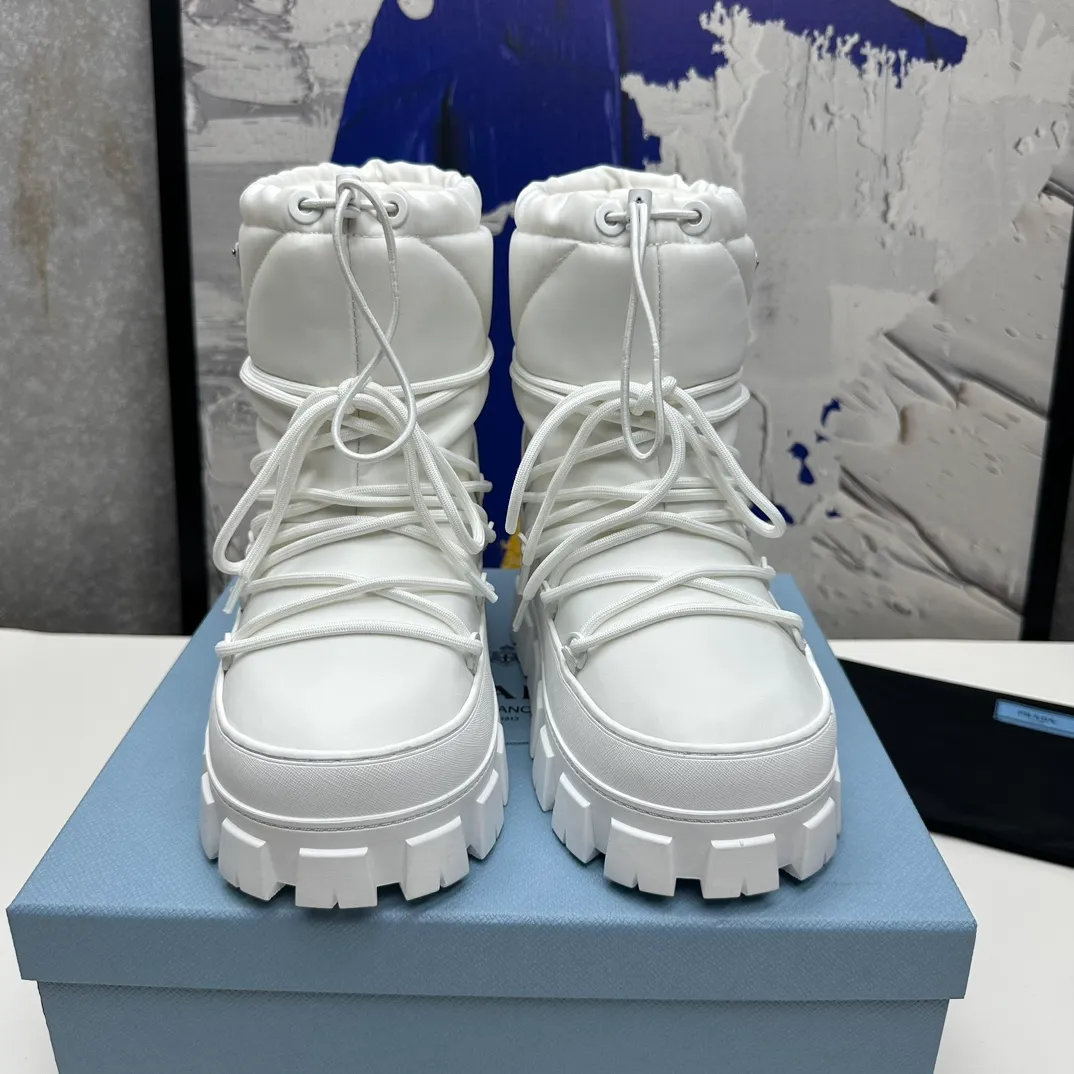 👟👟Ex-factory price 660👟👟 The highest version on the market, Prada's king style, snow boots, ski boots, chubby, so cute and cute →_→ From the Prada limited series, unique. Shiny nylon Oblique upper with criss-cross straps for an ideal fit. The boots are made of technical fabric and have a short-cut version. They can be worn in the city or in the mountains. They make the calves slimmer, taller, warmer and have a concave shape. The boots and soles use the original waterproof effect. The size is 35-40. 41Customized